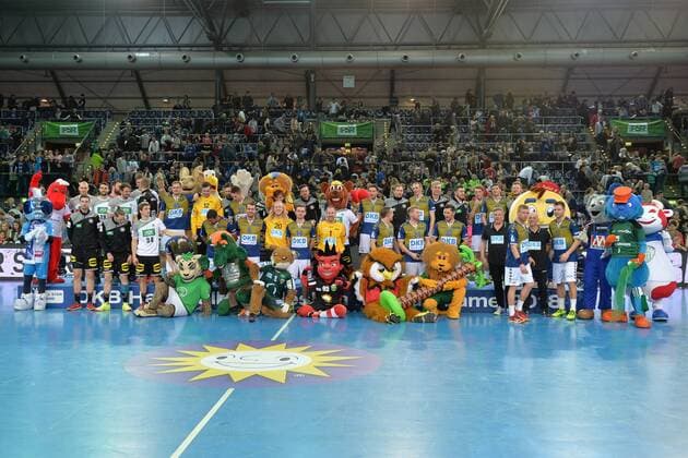 Handball, Herren, 1. Bundesliga, Saison 2017 18, All-Star Spiel, Nationalmannschaft - HBL Weltauswahl, Jubel nach dem Abpfiff, Gruppenfoto mit den beiden Mannschaften und den Maskottchen der Bundesliga-Mannschaften, 02.02.18, Copyright: xMichaelxHundtx xMatthiasxKochx