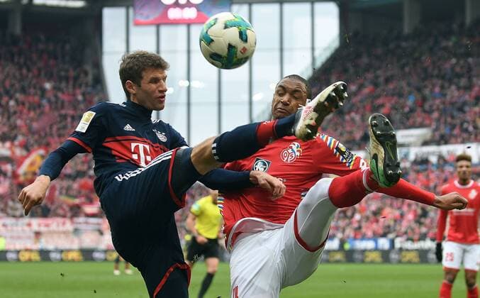 Bilder des Tages - SPORT 03.02.2018, xpsx, Fussball 1.Bundesliga, FSV Mainz 05 - FC Bayern Muenchen, emspor, v.l. Thomas Mueller (FC Bayern Muenchen), Abdou Diallo (FSV Mainz 05) Mainz