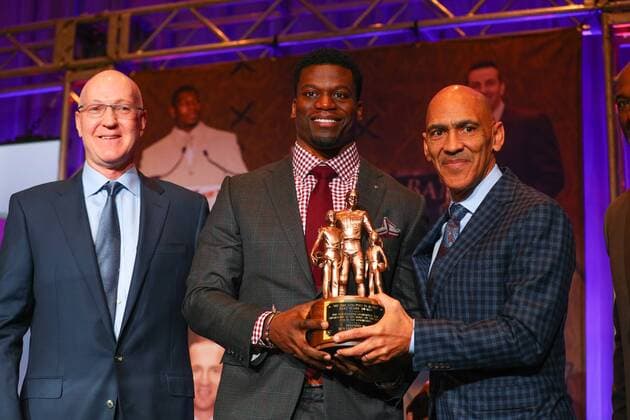 Bilder des Tages - SPORT MINNEAPOLIS, MN - FEBRUARY 03: Benjamin Watson of the Baltimore Ravens is presented with the Bart Starr Award by Bart Starr Jr and Tony Dungy during Super Bowl LII week on February 3, 2018, at the Hilton, in Minneapolis, MN. (Photo by Rich Graessle Icon Sportswire) NFL American Football Herren USA FEB 03 Super Bowl LII Preview - Bart Starr Award Icon020318601 EDITORIAL USE ONLY