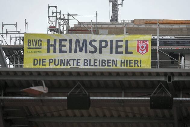 Transparent an der Baustelle gegenüber des Stadions im Spiel HFC Hallescher FC vs. VfL Osnabrück Halle Saale Sachsen-Anhalt Deutschland