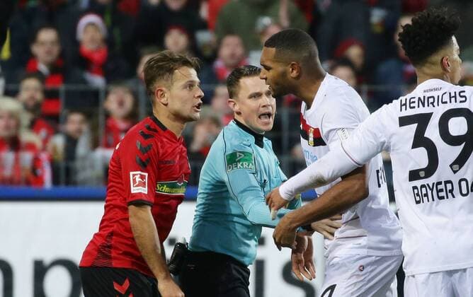 Freiburg Fußball Bundesliga SC Freiburg vs. Bayer Leverkusen , von links: Amir Abrashi ( Freiburg ) Schiedsrichter Robert Kampka Jonathan Tah ( Leverkusen )