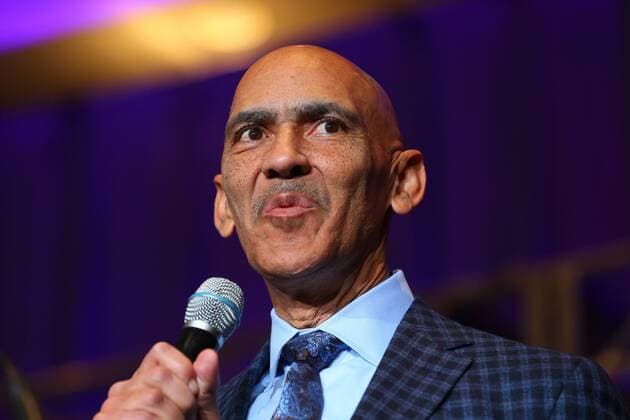 MINNEAPOLIS, MN - FEBRUARY 03: Tony Dungy speaks during the Bart Starr Award during Super Bowl LII week on February 3, 2018, at the Hilton, in Minneapolis, MN. (Photo by Rich Graessle Icon Sportswire) NFL American Football Herren USA FEB 03 Super Bowl LII Preview - Bart Starr Award Icon020318620 EDITORIAL USE ONLY