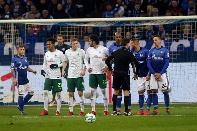 Schiedsrichter Guido Winkmann zeigt an bis wohin die Mauer stehen darf beim BL-Spiel (Saison 2017 18) FC Schalke 04 - SV Werder Bremen. Copyright: Thomas Pakusch *** Referee Guido Wang indicates how far the wall are allowed at the BL game season 2017 18 FC Schalke 04 SV Werder Bremen copyright Thomas Pakusch