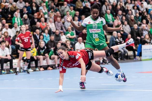 Patricia Rodrigues (HSG Blomberg-Lippe 19), Prudence Kinlend (Frisch Auf Goeppingen 10), FRISCH AUF Goeppingen gegen HSG Blomberg-Lippe, Handball, 1. Bundesliga, Frauen, 03.02.2018, Goeppingen Copyright: xEIBNER WolfgangxFrankx EP_WFK