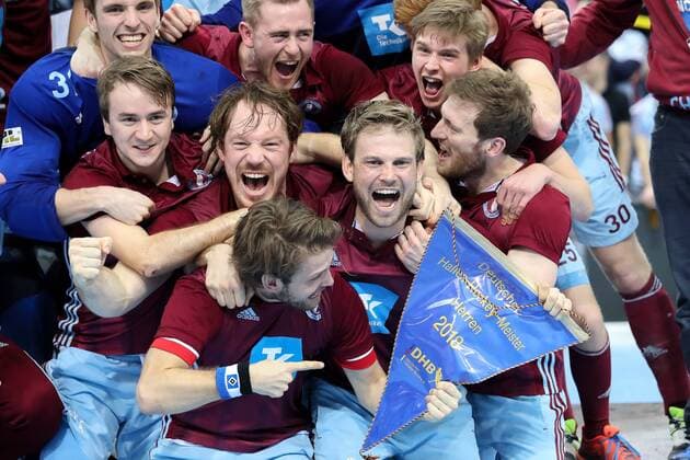 Themen der Woche - SPORT Bilder des Tages - SPORT Spieler vom UHC Hamburg, Jubel nach dem Schlusspfiff, Sieg, Sieger, Gewinner, jubelt, jubeln, Freude, optimistisch, Action, Aktion, vorn halten Jonas Fürste (UHC, 43) und Moritz Fürste (UHC, 21) den blauen Wimpel in der Hand, Hockey, KLAFS Final Four 2018, Herren, Finale, Der Club an der Alster - UHC Hamburg, *** Player of the UHC Hamburg jubilation after the final whistle win winner winners cheer cheer joy optimistic action action front keep Jonas Fürste UHC 43 and Moritz Fürste UHC 21 the blue pennant in hand hockey KLAFS final four 2018 men s final of the Club s the UHC Hamburg Alster xozx