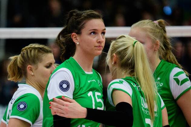 04.02.2018, Halle Berg Fidel, Muenster Volleyball, Bundesliga Frauen, Normalrunde, USC Münster Muenster vs. MTV Allianz Stuttgart Lisa Thomsen ( 1 Muenster), Chiara Hoenhorst ( 15 Muenster), Mareike Hindriksen ( 2 Muenster), Roosa Laakkonen ( 6 Muenster) enttäuscht enttaeuscht traurig