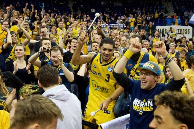 Basketball Berlin 04.02.2018 easyCredit-BBL 1. Bundesliga Saison 2017 2018 Hauptrunde 20. Spieltag Alba Berlin - Brose Bamberg Jubel Alba mit den Fans Peyton Siva (Alba Berlin, No.03)