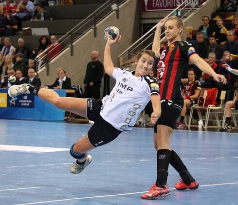 04.02.2018, Deutschland, Ludwigsburg, Deutschland, Handball Chamions League Frauen, Saison 2017 2018 SG BBM Bietigheim vs. Vardar Skopje: v.l. Mia Biltoft (BBM), Barbara Lazovic (Skopje)