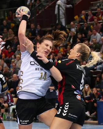 04.02.2018, Deutschland, Ludwigsburg, Deutschland, Handball Chamions League Frauen, Saison 2017 2018 SG BBM Bietigheim vs. Vardar Skopje: v.l. Karolina Kudlacz-Gloc (BBM), Andrea Klikovac (Skopje)