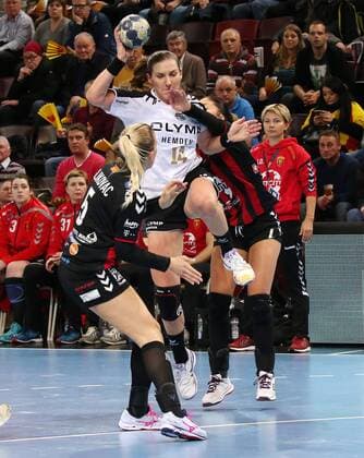 04.02.2018, Deutschland, Ludwigsburg, Deutschland, Handball Chamions League Frauen, Saison 2017 2018 SG BBM Bietigheim vs. Vardar Skopje: v.l. Andrea Klikovac (Skopje), Karolina Kudlacz-Gloc (BBM), Jovanka Radicevic (Skopje)