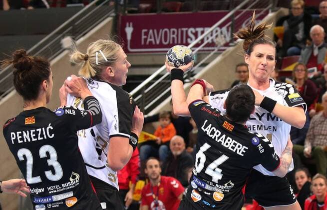 04.02.2018, Deutschland, Ludwigsburg, Deutschland, Handball Chamions League Frauen, Saison 2017 2018 SG BBM Bietigheim vs. Vardar Skopje: v.l. Andrea Penezic (Skopje), Luisa Schulze (BBM), Alexandra Lacrabere (Skopje), Karolina Kudlacz-Gloc (BBM)