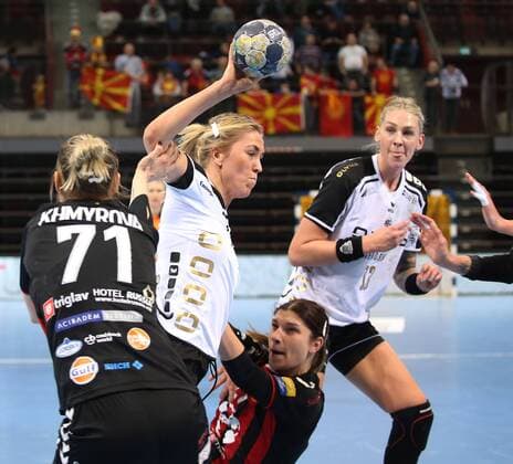 04.02.2018, Deutschland, Ludwigsburg, Deutschland, Handball Chamions League Frauen, Saison 2017 2018 SG BBM Bietigheim vs. Vardar Skopje: v.l. Jovana Sazdovska (Skopje), Charris Rozemalen (BBM)