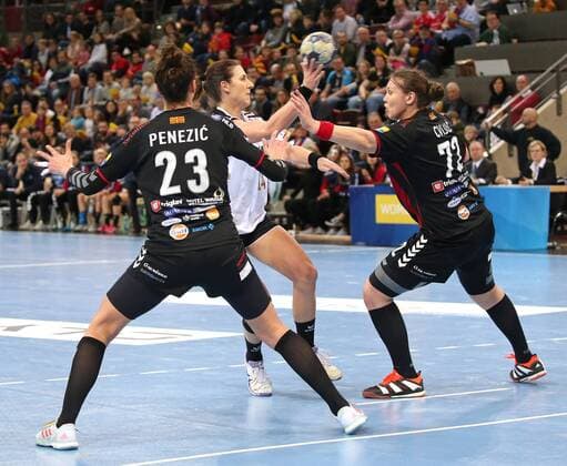 04.02.2018, Deutschland, Ludwigsburg, Deutschland, Handball Chamions League Frauen, Saison 2017 2018 SG BBM Bietigheim vs. Vardar Skopje: v.l. Andrea Penezic (Skopje), Karolina Kudlacz-Gloc (BBM), Dragana Cvijic (Skopje)
