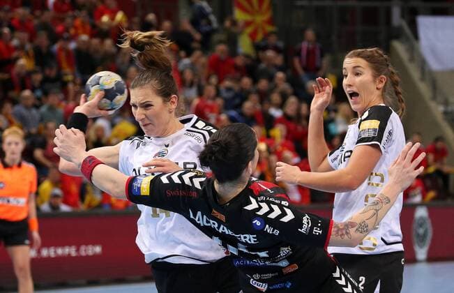 04.02.2018, Deutschland, Ludwigsburg, Deutschland, Handball Chamions League Frauen, Saison 2017 2018 SG BBM Bietigheim vs. Vardar Skopje: v.l. Karolina Kudlacz-Gloc (BBM), Alexandra Lacrabere (Skopje), Mia Biltoft (BBM)