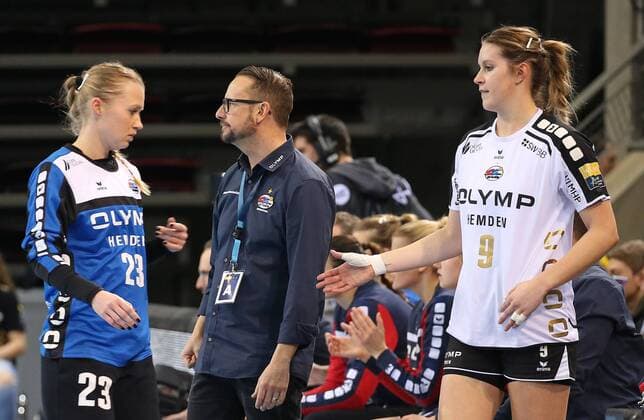 04.02.2018, Deutschland, Ludwigsburg, Deutschland, Handball Chamions League Frauen, Saison 2017 2018 SG BBM Bietigheim vs. Vardar Skopje: v.l. Valentyna Salamankha (BBM), BBM Trainer Martin Albertsen, Ines Ivancok (BBM) enttäuscht