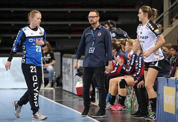 04.02.2018, Deutschland, Ludwigsburg, Deutschland, Handball Chamions League Frauen, Saison 2017 2018 SG BBM Bietigheim vs. Vardar Skopje: v.l. Valentyna Salamankha (BBM), BBM Trainer Martin Albertsen, Ines Ivancok (BBM) enttäuscht