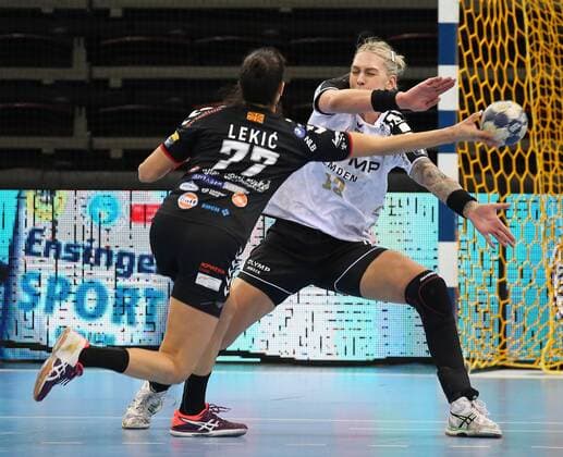 04.02.2018, Deutschland, Ludwigsburg, Deutschland, Handball Chamions League Frauen, Saison 2017 2018 SG BBM Bietigheim vs. Vardar Skopje: v.l. Andrea Lekic (Skopje), Luisa Schulze (BBM)