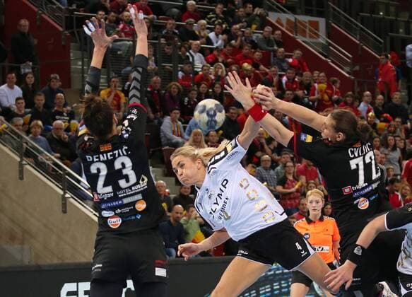 Bilder des Tages - SPORT 04.02.2018, Deutschland, Ludwigsburg, Deutschland, Handball Chamions League Frauen, Saison 2017 2018 SG BBM Bietigheim vs. Vardar Skopje: v.l. Andrea Penezic (Skopje), Charris Rozemalen (BBM), Dragana Cvijic (Skopje)