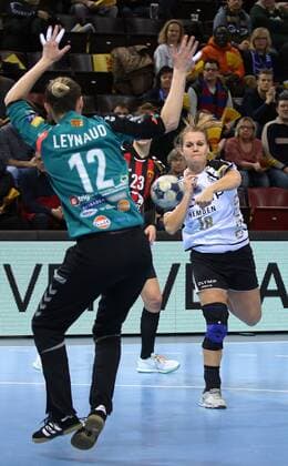 04.02.2018, Deutschland, Ludwigsburg, Deutschland, Handball Chamions League Frauen, Saison 2017 2018 SG BBM Bietigheim vs. Vardar Skopje: v.l. Amandine Leynaud (Skopje), Mille Hundahl (BBM)