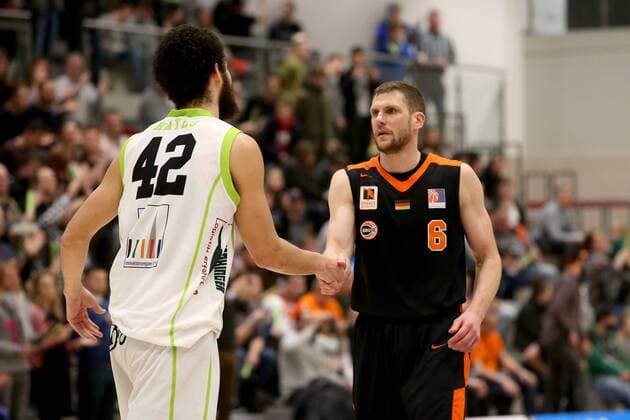 Bradley Jordan Hayes ( TEAM EHINGEN URSPRING ) Nils Mittmann ( Orange Academy ), Ursprung Ehingen vs. Orange Academy, Basketball, GER, Pro A, 2 Basketball Bundesliga, 2017 2018, 04.02.2018, Ehingen Copyright: xLangerx xEibner-Pressefotox EP_HLR