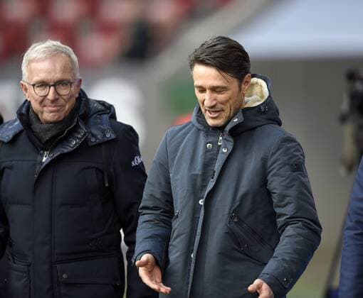 04.02.2018, Fussball 1.Liga 2017 2018, 21.Spieltag, FC Augsburg - Eintracht Frankfurt, in der WWK-Arena Augsburg. v.li: TV-Reporter Uli Köhler, Trainer Niko Kovac (Eintracht Frankfurt). *** 04 02 2018 football 1 Liga 2017 2018 21 game day FC Augsburg Eintracht Frankfurt in the WWK arena Augsburg v li TV reporter Uli Köhler coach Niko Kovac Eintracht Frankfurt