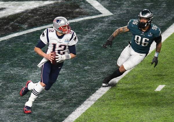 MINNEAPOLIS, MN - FEBRUARY 04: New England Patriots Quarterback Tom Brady (12) scrambles as Philadelphia Eagles Defensive End Derek Barnett (96) pursues during Super Bowl LII on February 04, 2018 at U.S. Bank Stadium in Minneapolis, MN. The Eagles defeated the Patriots 41-33. (Photo by Nick Wosika Icon Sportswire) NFL American Football Herren USA FEB 04 Super Bowl LII Icon18040427 EDITORIAL USE ONLY