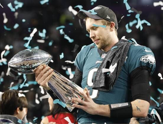 Themen der Woche - SPORT Bilder des Tages - SPORT Philadelphia Eagles quarterback Nick Foles (9) looks over the Vince Lombardi Trophy after Super Bowl LII at U.S. Bank Stadium in Minneapolis, Minnesota on February 4, 2018. The Philadelphia Eagles won 41-33 for their first Super Bowl in 52 years.  SBP20180204077 JOHNxANGELILLO