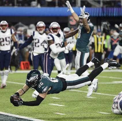 Themen der Woche - SPORT Bilder des Tages - SPORT Philadelphia Eagles tight end Zach Ertz (86) dives into the end zone for an 11-yard touchdown that was upheld after review during the fourth quarter of Super Bowl LII at U.S. Bank Stadium in Minneapolis, Minnesota on February 4, 2018. The Eagles will be seeking their first title while the Patriots will be after their sixth Super Bowl win.  SBP201802042865 BRIANxKERSEY