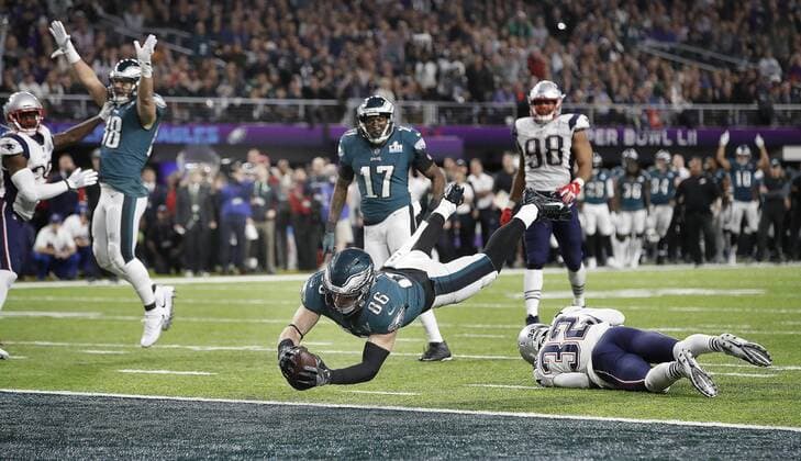 Themen der Woche - SPORT Bilder des Tages - SPORT February 4, 2018 - Minneapolis, MN, USA - Philadelphia Eagles Zach Ertz dives for the end zone against the New England Patriots on Sunday, February 4, 2017 during Super Bowl LII at U.S. Bank Stadium in Minneapolis, Minn. Super Bowl LII - ZUMAm67_ 20180204_zaf_m67_097 Copyright: xCarlosxGonzalezx