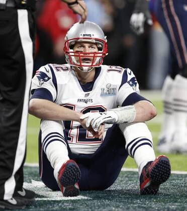 Themen der Woche - SPORT Bilder des Tages - SPORT February 4, 2018 - Minneapolis, MN, USA - New England Patriots quarterback Tom Brady sits dejectedly on the turf at U.S. Bank Stadium during the last drive of the game against the Philadelphia Eagles during Super Bowl LII on Sunday, Feb. 4, 2018, in Minneapolis, Minn. The Patriots lost to the Eagles 41-33. Super Bowl LII - ZUMAm67_ 20180204_zaf_m67_098 Copyright: xCarlosxGonzalezx