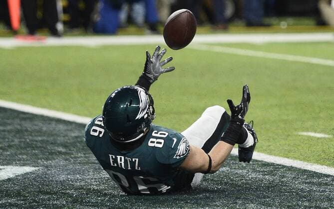 Philadelphia Eagles tight end Zach Ertz (86) bobbles an 11-yard touchdown in the end zone during the fourth quarter of Super Bowl LII at U.S. Bank Stadium in Minneapolis, Minnesota on February 4, 2018. The Eagles defeated the Patriots 41-33 for their first Super Bowl championship.  SBP20180204871 BRIANxKERSEY