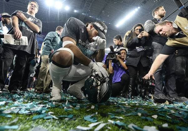 Bilder des Tages - SPORT Philadelphia Eagles outside linebacker Mychal Kendricks (C) celebrates a 41-33 win over the New England Patriots during Super Bowl LII at U.S. Bank Stadium in Minneapolis, Minnesota on February 4, 2018. The Eagles secured their first Super Bowl victory.  SBP20180204901 BRIANxKERSEY