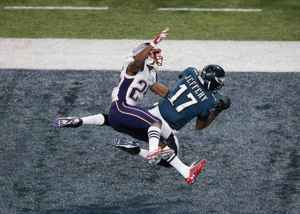 February 04, 2018 Philadelphia Eagles wide receiver Alshon Jeffery (17) makes a catch for a touchdown as New England Patriots corner back Eric Rowe (25) attempts to defend during Super Bowl LII between the Philadelphia Eagles and the New England Patriots at US Bank Stadium in Minneapolis, MN. CSM NFL American Football Herren USA 2018: Super Bowl LII FEB 04 - ZUMAc04_ 20180204_zaf_c04_147 Copyright: xCharlesxBausx