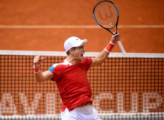 Bilder des Tages - SPORT (180205) -- OSIJEK, Feb. 5, 2018 -- Borna Coric of Croatia celebrates during a match against Denis Shapovalov of Canada at Davis Cup World Group first round between Croatia and Canada in Osijek, Croatia, on Feb. 4, 2018. Borna Coric won 3-0. ) (SP)CROATIA-OSIJEK-TENNIS-DAVIS CUP-WORLD GROUP-1ST ROUND MarkoxPrpic 