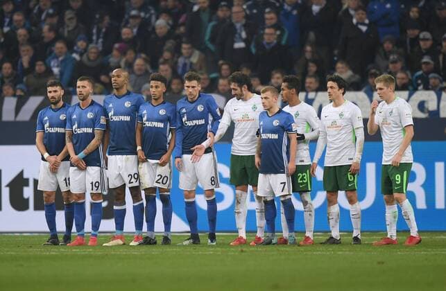 03.02.2018, Fussball GER, 1. Bundesliga Saison 2017 2018, 21. Spieltag, FC Schalke 04 - SV Werder Bremen, Freistossmauer, v.li., Daniel Caligiuri (FC Schalke 04), Guido Burgstaller (Schalke 04), Naldo (FC Schalke 04), Thilo Kehrer (Schalke 04), Leon Goretzka (Schalke 04), Ishak Belfodil (Werder Bremen), Max Meyer (Schalke 04), Theodor Gebre Selassie (Werder Bremen), Thomas Delaney (Werder Bremen), Aron Johannsson (Werder Bremen) *** 03 02 2018 football GER 1 Bundesliga season 2017 2018 21 game day FC Schalke 04 SV Werder Bremen free-kick wall v li Daniel Caligiuri FC Schalke 04 Guido Burgstaller Schalke 04 Naldo FC Schalke 04 Thilo Kehrer Schalke 04 Leon Goretzka Schalke 04 Ishak Belfodil Werder Bremen Max Meyer Schalke 04 Theodor Gebre Selassie Werder Bremen Thomas Delaney Werder Bremen Aron Johannsson Werder Bremen Team2
