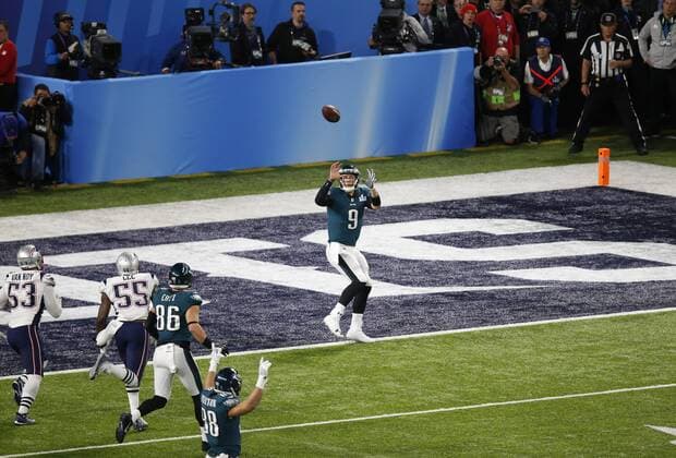 February 04, 2018 Philadelphia Eagles quarterback NICK FOLES (9) makes a catch for a touchdown during Super Bowl LII between the Philadelphia Eagles and the New England Patriots at US Bank Stadium in Minneapolis, MN. NFL American Football Herren USA 2018: Super Bowl LII: Eagles 41:33 Patriots - ZUMAc04_ 20180204_zaf_c04_110 Copyright: xCharlesxBausx
