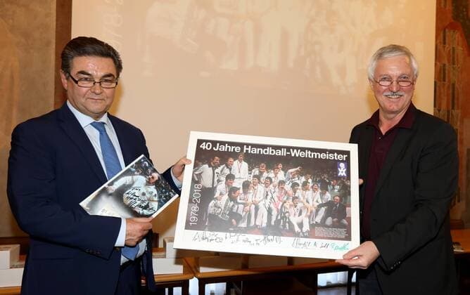 Bilder des Tages - SPORT Deutschland, Aschaffenburg, Rathaus, 05.02.2018, Empfang fuer 40 Jahre Handball-Weltmeister von 1978 Bild: v. lk. Oberbürgermeister Klaus Herzog bekommt von Horst Spengler ein Foto mit allen Unterschriften und ein Buch überreicht Copyright: HMBxMedia xHeikoxBecker