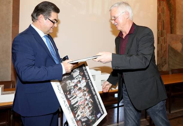 Deutschland, Aschaffenburg, Rathaus, 05.02.2018, Empfang fuer 40 Jahre Handball-Weltmeister von 1978 Bild: v. lk. Oberbürgermeister Klaus Herzog bekommt von Horst Spengler ein Foto mit allen Unterschriften und ein Buch überreicht Copyright: HMBxMedia xHeikoxBecker