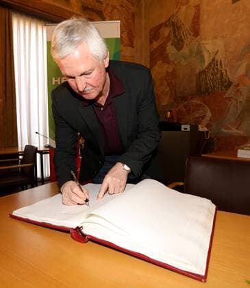 Deutschland, Aschaffenburg, Rathaus, 05.02.2018, Empfang fuer 40 Jahre Handball-Weltmeister von 1978 Bild: Horst Spengler trägt sich in das Goldene Buch der Stadt Aschaffenburg ein Copyright: HMBxMedia xHeikoxBecker