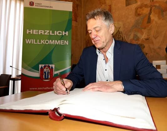 Deutschland, Aschaffenburg, Rathaus, 05.02.2018, Empfang fuer 40 Jahre Handball-Weltmeister von 1978 Bild: Kurt Klühspies trägt sich in das Goldene Buch der Stadt Aschaffenburg ein Copyright: HMBxMedia xHeikoxBecker