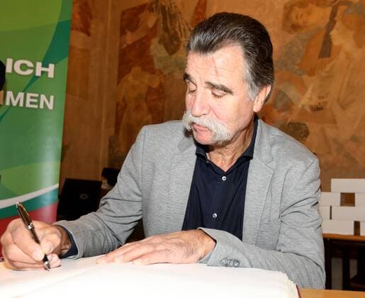 Deutschland, Aschaffenburg, Rathaus, 05.02.2018, Empfang fuer 40 Jahre Handball-Weltmeister von 1978 Bild: Heiner Brand trägt sich in das Goldene Buch der Stadt Aschaffenburg ein Copyright: HMBxMedia xHeikoxBecker