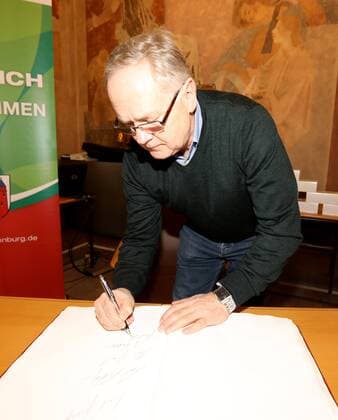 Deutschland, Aschaffenburg, Rathaus, 05.02.2018, Empfang fuer 40 Jahre Handball-Weltmeister von 1978 Bild: Gerd Rosendahl trägt sich in das Goldene Buch der Stadt Aschaffenburg ein Copyright: HMBxMedia xHeikoxBecker