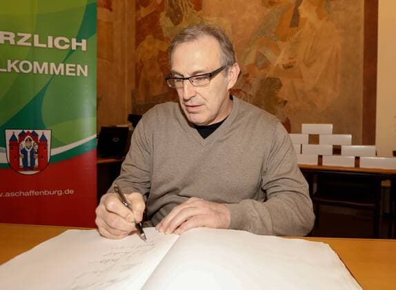 Deutschland, Aschaffenburg, Rathaus, 05.02.2018, Empfang fuer 40 Jahre Handball-Weltmeister von 1978 Bild: Heinz Jacobsen trägt sich in das Goldene Buch der Stadt Aschaffenburg ein Copyright: HMBxMedia xHeikoxBecker