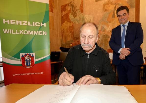 Deutschland, Aschaffenburg, Rathaus, 05.02.2018, Empfang fuer 40 Jahre Handball-Weltmeister von 1978 Bild: XXXXX trägt sich in das Goldene Buch der Stadt Aschaffenburg ein Copyright: HMBxMedia xHeikoxBecker