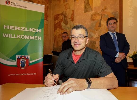 Deutschland, Aschaffenburg, Rathaus, 05.02.2018, Empfang fuer 40 Jahre Handball-Weltmeister von 1978 Bild: Claus Fey trägt sich in das Goldene Buch der Stadt Aschaffenburg ein Copyright: HMBxMedia xHeikoxBecker