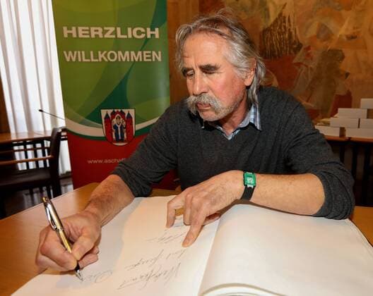 Deutschland, Aschaffenburg, Rathaus, 05.02.2018, Empfang fuer 40 Jahre Handball-Weltmeister von 1978 Bild: Dieter Waltke trägt sich in das Goldene Buch der Stadt Aschaffenburg ein Copyright: HMBxMedia xHeikoxBecker