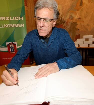 Deutschland, Aschaffenburg, Rathaus, 05.02.2018, Empfang fuer 40 Jahre Handball-Weltmeister von 1978 Bild: Manfred Freisler trägt sich in das Goldene Buch der Stadt Aschaffenburg ein Copyright: HMBxMedia xHeikoxBecker