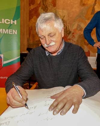 Deutschland, Aschaffenburg, Rathaus, 05.02.2018, Empfang fuer 40 Jahre Handball-Weltmeister von 1978 Bild: Manfred Hofmann trägt sich in das Goldene Buch der Stadt Aschaffenburg ein Copyright: HMBxMedia xHeikoxBecker
