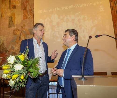 Deutschland, Aschaffenburg, Rathaus, 05.02.2018, Empfang fuer 40 Jahre Handball-Weltmeister von 1978 Bild: v. lk. Kurt Klühspies und Oberbürgermeister Klaus Herzog Copyright: HMBxMedia xHeikoxBecker