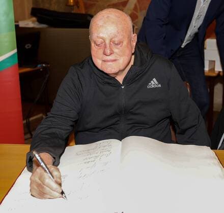 Deutschland, Aschaffenburg, Rathaus, 05.02.2018, Empfang fuer 40 Jahre Handball-Weltmeister von 1978 Bild: Trainer Vlado Stenzel trägt sich in das Goldene Buch der Stadt Aschaffenburg ein Copyright: HMBxMedia xHeikoxBecker